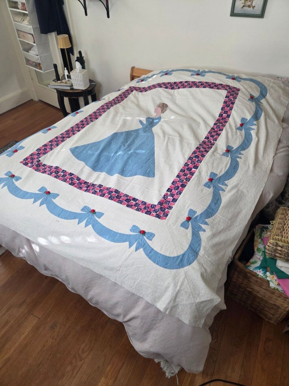 VTG Handmade Quilt Top Victorian Lady Floral Bow Border 75x65 Cream Blue Cotton - Picture 6 of 14